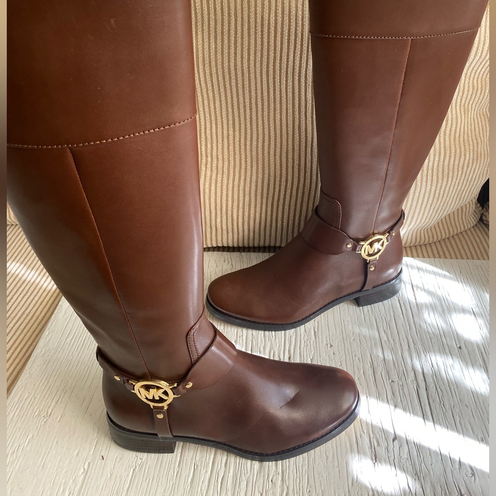 NEW MICHAEL KORS, women’s boots, brown size 7. With a little slit.